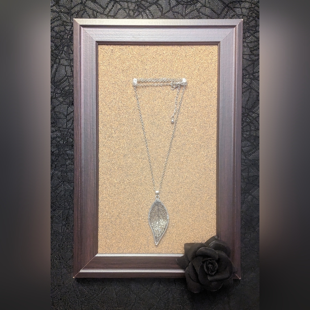 3D Hallow Leaf Pattern w/ Incased Faux Diamonds Necklace